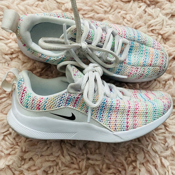 Girls Nike - Picture 2 of 2